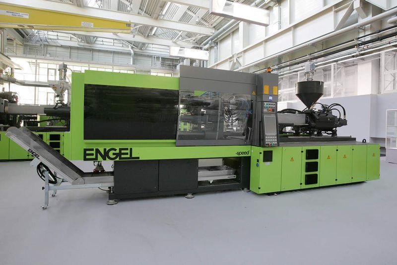 Das Spritzgießen sogenannter Airline-Becher zeigt  Engel auf der 1800-kN-Maschine Speed 180/55. Zur Anwendung kommt dabei ein 4-fach-Werkzeug und das Inmould Labelling.  Bild: Engel (Archiv: Vogel Business Media)