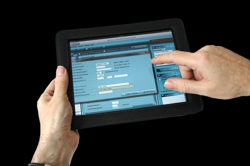 Service-Aufträge sind bei Bedarf auch flexibel mit mobilen Tablet-PC oder Smartphones abrufbar, Ersatzteile können mobil an- und Lagerverfügbarkeiten abgefragt werden. (Bild: Oxaion)