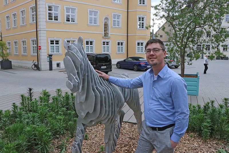 Was will man mehr? Markus Kollinger freut sich über das Ergebnis des Gesamtkunstwerks ebenso wie über den Griff zum Trumpf-Kantenfräser Trutool TKA 700: „Die Investition in dieses Werkzeug hat sich bei uns innerhalb eines Nachmittags amortisiert.“ (Bild: kk-PR)