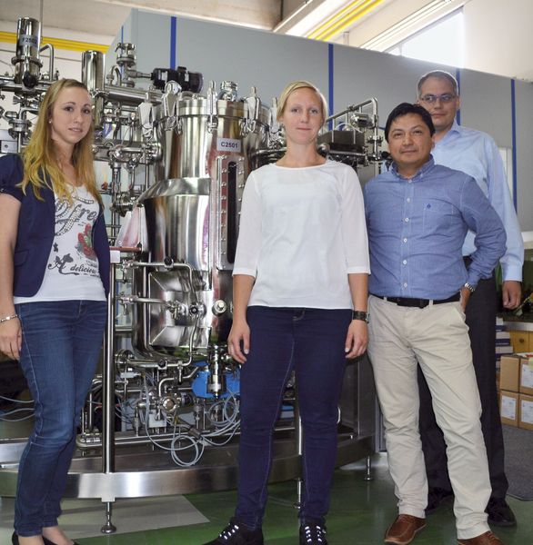 Das Ingenieurteam von Bilfinger Industrietechnik Salzburg vor einem Bioreaktor. (Bild: Hamilton)