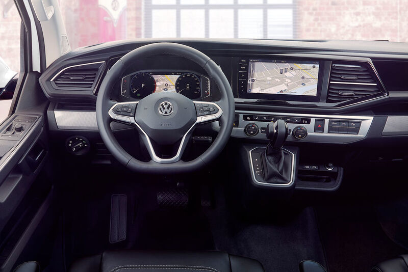 Das 10,25 Zoll breite digitale Cockpit aus den PKW-Modellen informiert nun auch im großen, nach wie vor eckigen VW. Daneben sitzt ein bis zu acht Zoll großer Monitor für Navigation und Unterhaltung. (VW)