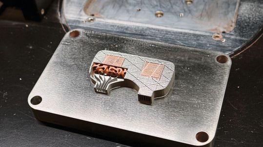 Die patentierte „Selective Powder Deposition“(SPD)-Technologie von Aerosint ermöglicht das Auflegen homogener Schichten aus mehreren nebeneinander angeordneten Materialbereichen.(Bild:  Schaeffler Special Machinery)