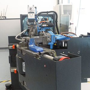 Die besondere Eigenschaft der CNC 40 Rotary, den Biegekopf flexibel auf die linke oder rechte Seite zu fahren, wird für circa 20 Prozent der Bauteile genutzt.(Bild:  TDM Aerospace)