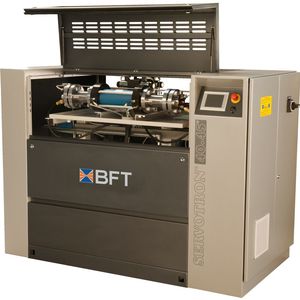 Die neue Servotron 40.45+ von BFT erzeugt Schnittgeschwindigkeiten auf dem Niveau einer 6000-bar-Pumpe, bei erheblich niedrigeren Energie- und Verschleißteilkosten.