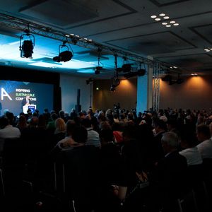 Dr. Klaus Schäfer, Vorsitzender der Dechema und ehemaliger CTO von Covestro, geht auf die Herausforderungen ein, denen sich die Prozessindustrie gegenübersieht: ...(Bild:  Ernhofer / PROCESS)