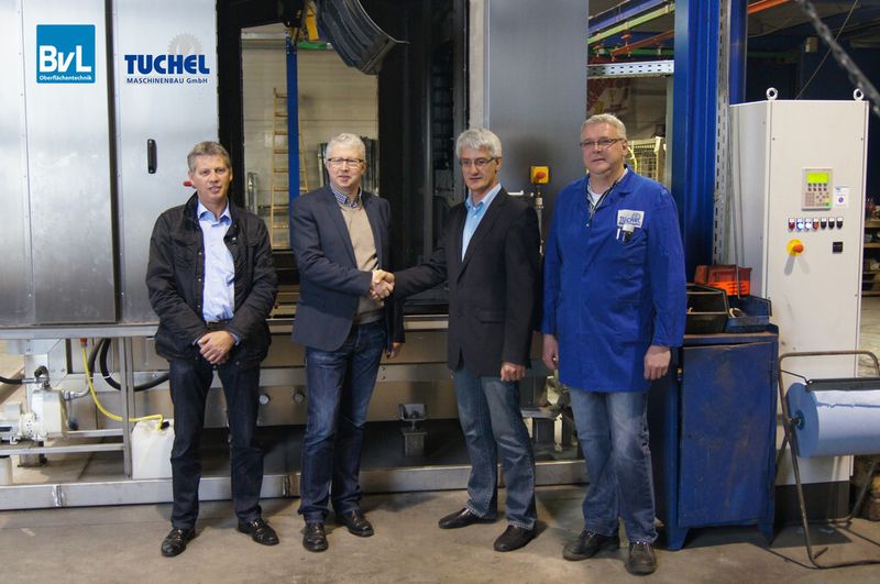 Übergabe der BVL-Teilereinigungsanlage bei Tuchel (von links): Manfred Pöling, Bernhard Sievering (beide BvL), Dieter Beckmann, Rainer Brügge (beide Tuchel). (Bild: BVL)