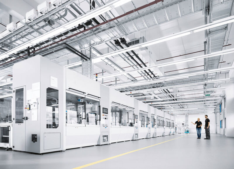 Blick in die Technologiefabrik von Festo in Scharnhausen: Modulare Anlagen montieren die Ventile der VUVG-Reihe automatisiert in verschiedensten Varianten mit hoher Taktzahl. (Bild: Festo)
