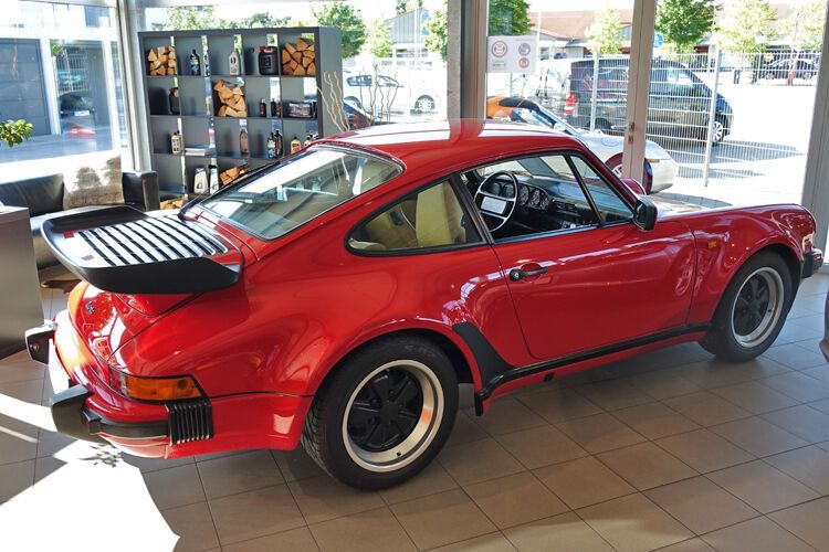 Der Porsche 930 beziehungsweise 911 Turbo war bei seiner Einführung der schnellste Seriensportwagen in Deutschland. (Bild: Schreiner/»kfz-betrieb«)
