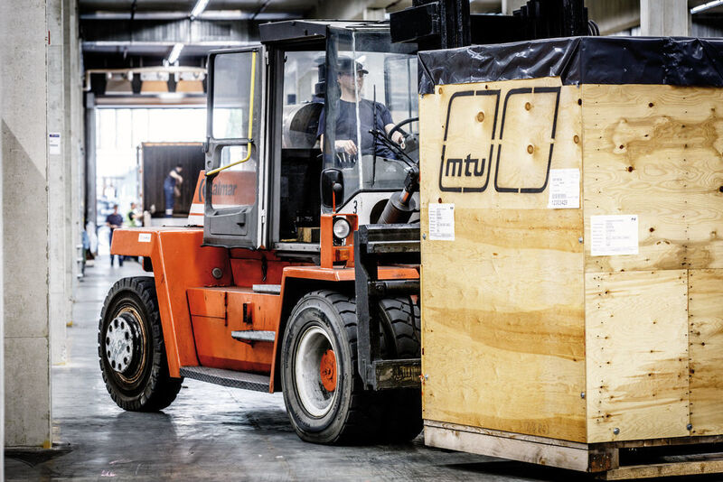 Der 10-Tonnen-Stapler im DB-Schenker-Logistikzentrum Immenstaad ist speziell für den Transport von Großteilen des Kunden MTU angeschafft worden. (DB Schenker)