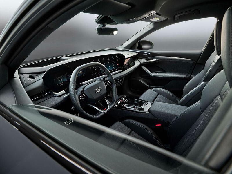 Hinterm Steuer des Q6-Häuptlings lässt sich vielleicht über die Sinnhaftigkeit eines so muskelbepackten Elektro-SUVs streiten, nicht aber über die Performance. (Bild: Audi)