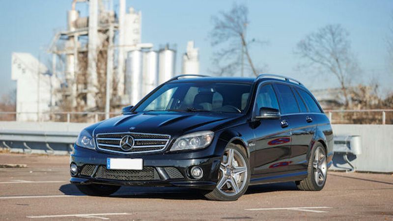 Hinter der Losnummer 208 verbirgt sich ein Mercedes-Benz C 63 AMG T-Modell, welcher mit Michael Schumacher einen prominenten Vorbesitzer hatte. (Autoren-Union Mobilität/Bonhams)
