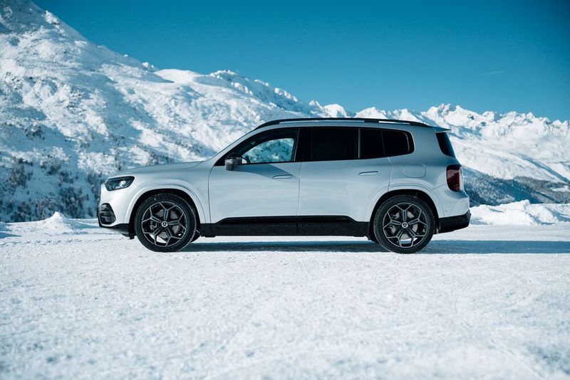 Bis zu zwei Tonnen Anhängelast machen den elektrischen GLB zu einem der wenigen Kompakt-SUV, die tatsächlich richtig Last ziehen dürfen. (Bild: Mercedes-Benz)