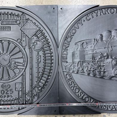 Präzision im Großformat: Die auf einer Lang Impala 900S gefertigten Kunststoffmodelle dienen Bessergold als Grundlage für den Guss der 73 Zentimeter großen Silbermedaille. (Bild: Bessergold)