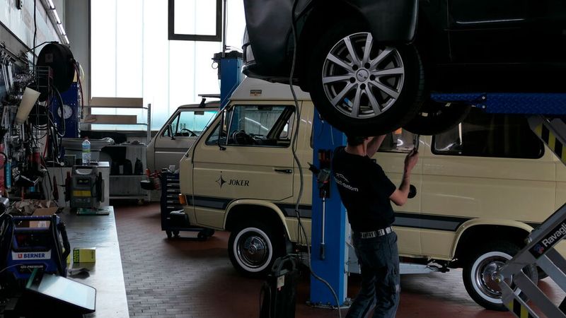 Nach wie vor ist die Werkstatt durch Bullis jeder Altersklasse geprägt. (Bild: Wenz - VCG)