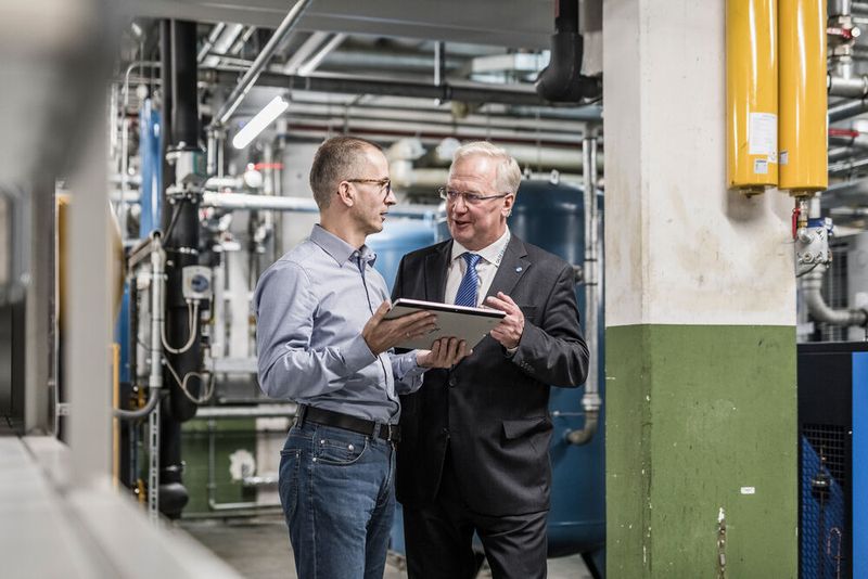 „Miss es oder vergiss es“, ist die Devise von Achim Zerbst (links), Wago-Facility-Manager und Kopf der Energiemanagementteams, sowie Falko Kowald (rechts), technischer Geschäftsführer von Galek & Kowald. (Wago)