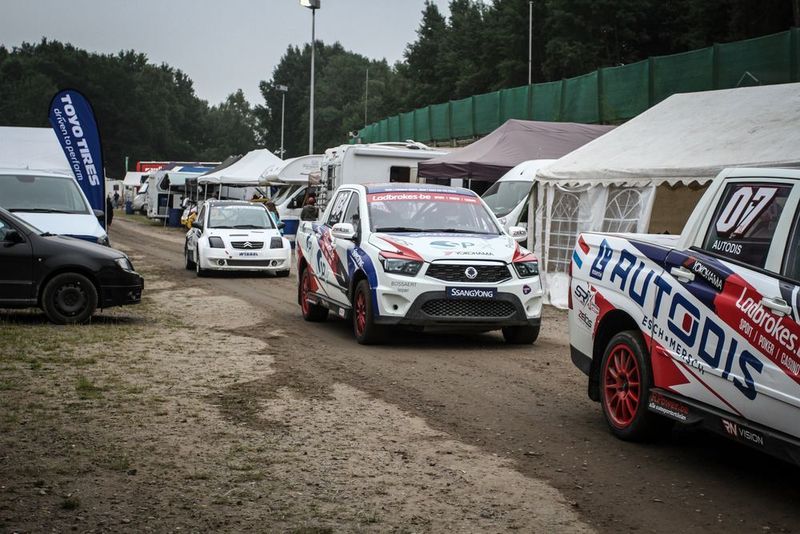 Nach dem Rennen kommen die Autos ins Fahrerlager zurück. (SP-X/Karina Reichert)
