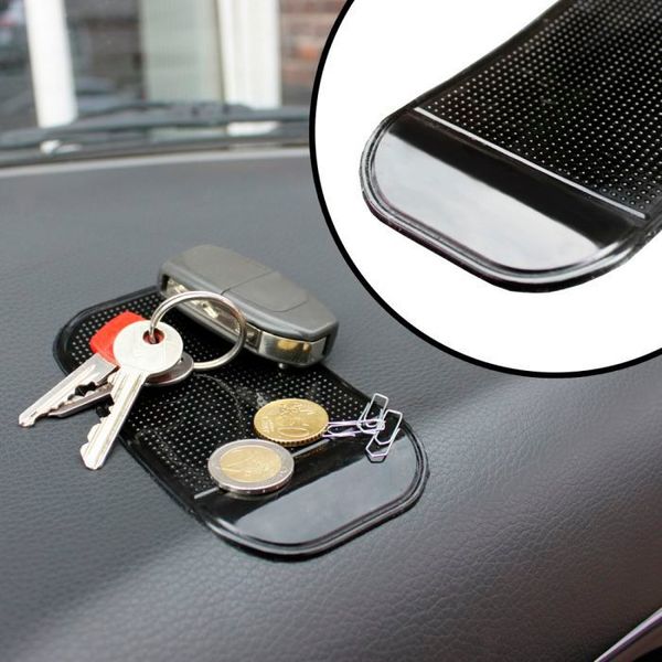 Alles bleibt sicher an Ort und Stelle im Auto mit der Anti Rutsch Matte, die es bei Monsterzeug.de für 4,95 Euro gibt. (Monsterzeug.de)