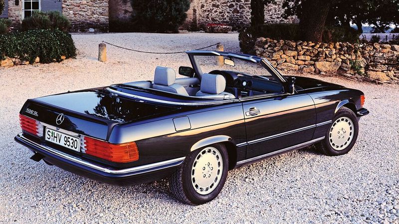 Der R 107 wurde im Laufe der Jahre kontinuierlich überarbeitet. Das betrifft vor allem die Antriebe, die von der damaligen S-Klasse stammten. Um den steigenden Umweltauflagen zu genügen, veränderten sich Leistung und der Hubraum mehrfach. Im Jahr 1985 wurde der SL am umfangreichsten überarbeitet. So gab es die Fahrzeuge fortan auf Wunsch mit Katalysator. Serienmäßig gab es ihn ein Jahr später. (Bild: Daimler AG)