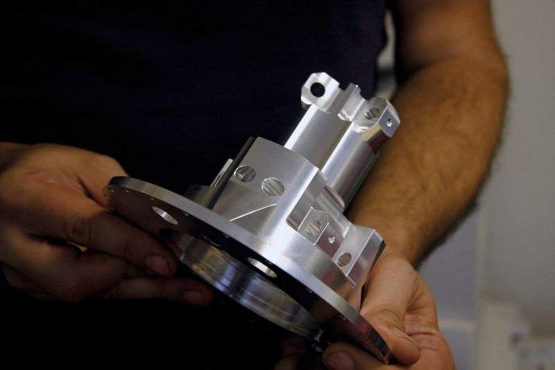 Ein anspruchsvolles Teilespektrum hat D. Jann am liebsten. Die beiden Werkstücke  waren äusserst anspruchsvoll zu programmieren und haben einiges an CAM-Stunden gekostet. (Bild: M. Böhm)