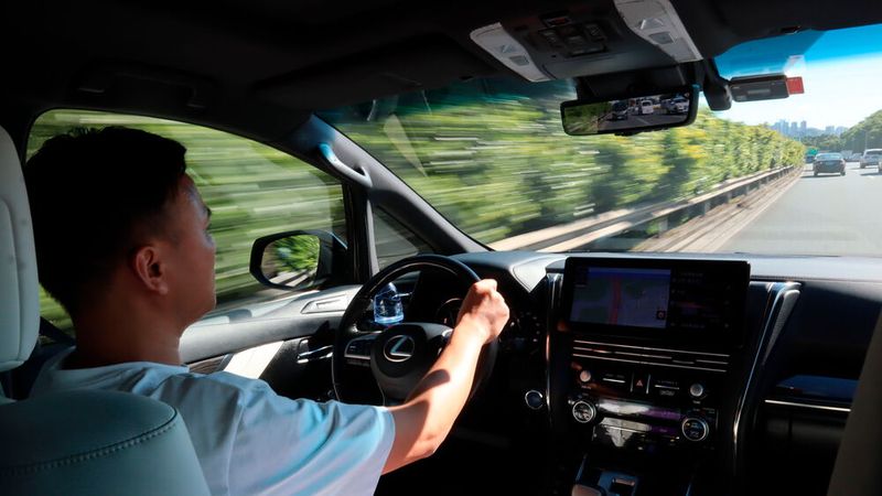 Der Fahrer hat den Verkehr im Blick. (Bild: sp-x / Benjamin Bessinger)
