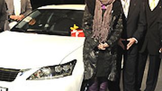 Feierten das 20-jährige Bestehen des Lexus Forums Berlin: (v.re.) die Geschäftsführer der M.C.F. Motor Company Detlef Slupinski, Eduard Witthohn, Liane Hahn. Im Hintergrund Ulrich Selzer, Geschäftsführer von Lexus Deutschland. (Archiv: Vogel Business Media)