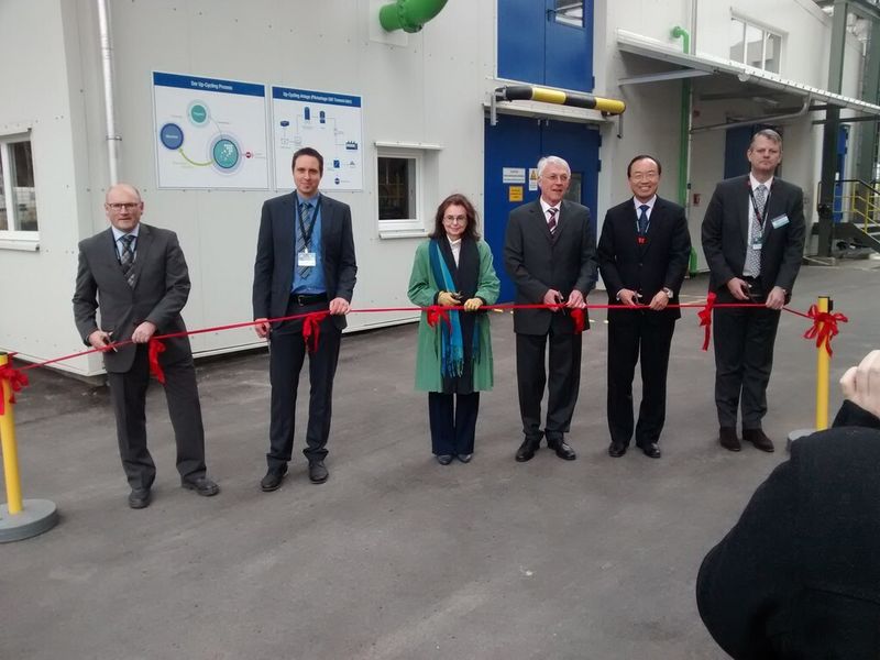 Mit einer offiziellen Zeremonie, wurde die weltweit erste Up-Cycling-Anlage für Fluorpolymere in Betrieb genommen. (Bild: Ernhofer / PROCESS)