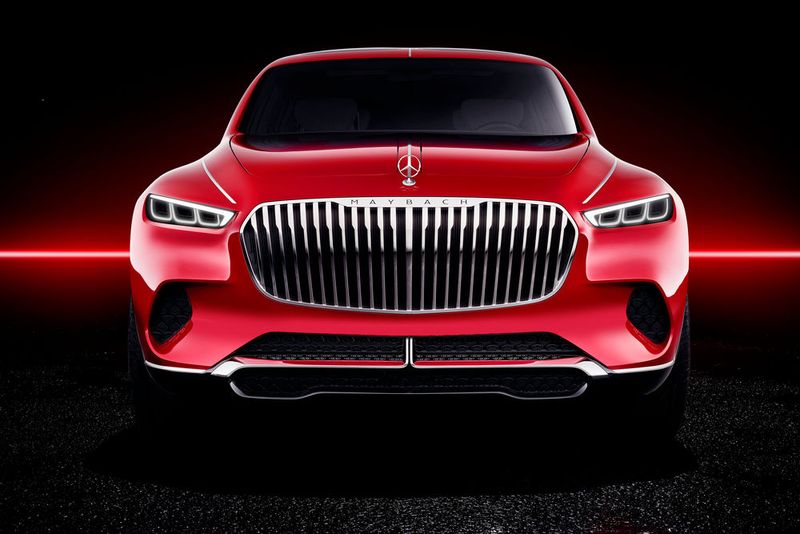 Imposant ist der Chromgrill im typischen Maybach-Stil, der sich zusätzlich durch eine bullige Geländewagen-Akzentuierung auszeichnet. (Bild: Daimler)