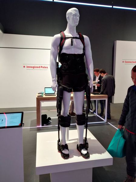 Bei Vodafone gab es nicht nur Exoskelette zu sehen, ... (Bild: Robert Horn)