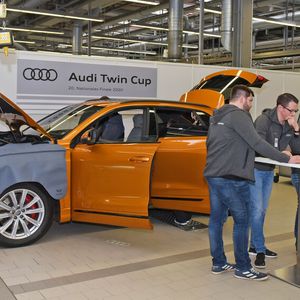 Die Technik-Teams lösten Aufgaben am Fahrzeug.(Bild:  Audi)