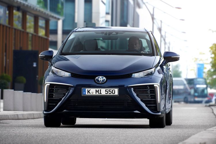 Besonders die schlitzförmigen Scheinwerfer und die beiden riesigen Dreiecks-Lufteinlässe an der Front bilden ein gewöhnungsbedürftiges Ensemble. (Foto: Toyota)