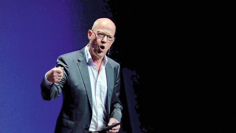 Der Schauspieler Ulf Herkenrath erläuterte, was Charisma bedeutet. (Bild: Zietz – VCG)