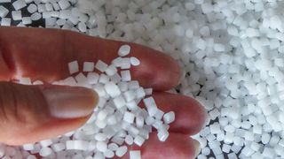 Kunstststoffgranulat für die Weiterverarbeitung im Spritzguss oder im Extruder. (Bild: Fraunhofer UMSICHT)