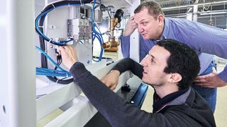 Daniel Haarhaus (vorne), Konstruktion & Design bei Knoll Feinmechanik, und Dirk Emmerich
(hinten), Sales Application Engineer bei SMC, begutachten die innovative Lösung. (Bild: SMC Deutschland)