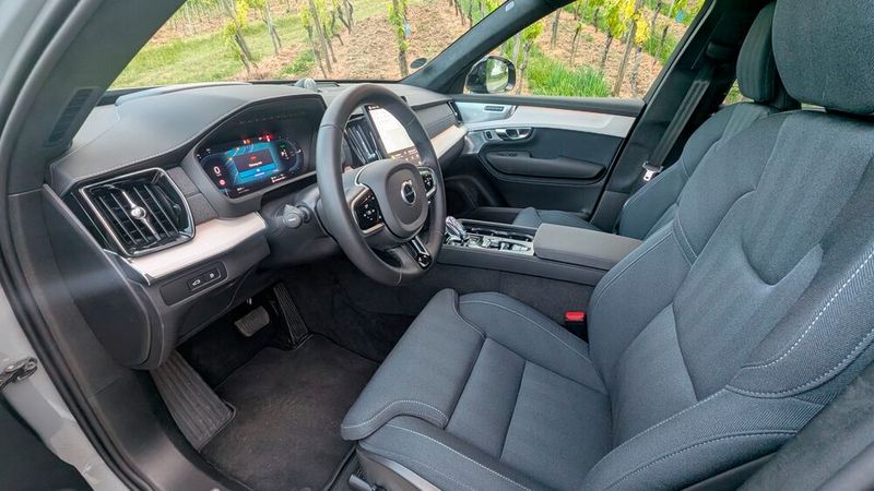 8. Das Platzangebot: Das Platzangebot zählt zu den klaren Stärken des XC90. Die Sitze sind bequem und bieten einen guten Seitenhalt, sowohl die Bein- als auch die Kopffreiheit sind üppig. (Bild: Mauritz – VCG)