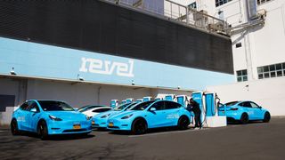 Revel bietet ein öffentliches Schnellladenetzwerk in New York an. Toyota Ventures hat sich an dem Unternehmen beteiligt. Es ist nur eines von vielen Start-ups, das der OEM unterstützt. (Bild: Revel)
