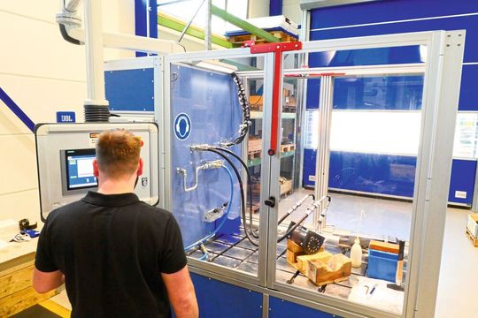 Eine besondere Herausforderung stellte die sichere Einhausung des Prüfstandes dar. Denn die Prüflinge können sowohl von zwei Seiten als auch von oben durch einen Kran oder Gabelstapler eingelegt werden. Die Einhausung ist druck- und durchschlagsfest und die Türverriegelung öffnet sich nur nach Freigabe. (Bild:  HKS)