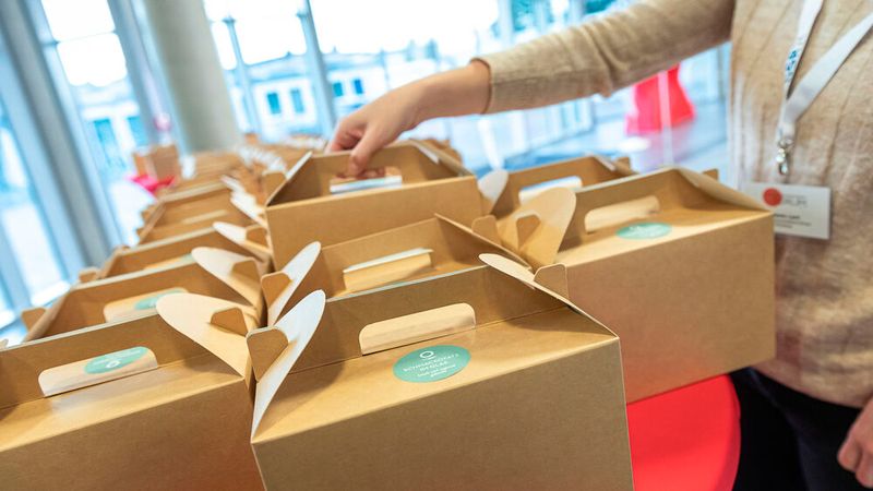 Am Ende der Veranstaltung erhielt jeder Teilnehmer noch ein Lunchpaket. (Bild: Stefan Bausewein)