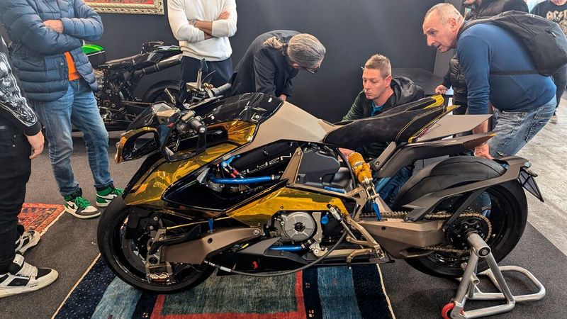 Zweiradfahrzeugbau par excellence: Da schaut der Laie und auch der Fachmann gerne zwei Mal hin. (Bild: Dominsky)