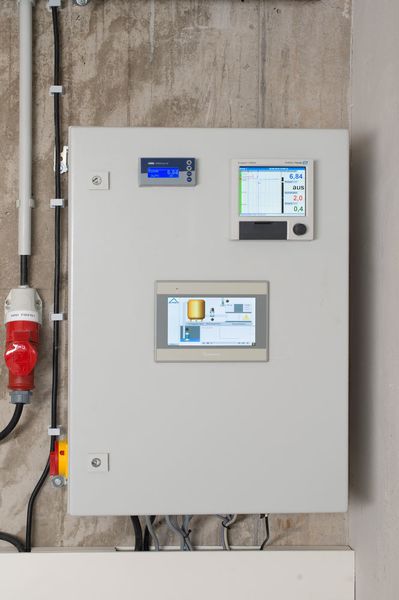 Steuerung mit Touchpanel, Bildschirmschreiber und pH-Wert Anzeige (Bild: Friatec)