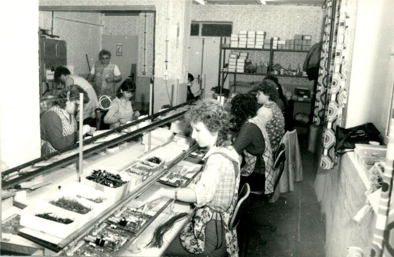 Ein Blick ins Archiv: Alte Zeitungsausschnitte dokumentieren die Entwicklung von VTQ und zeigen, wie das Unternehmen über die Jahre in der regionalen und fachlichen Öffentlichkeit wahrgenommen wurde. Die Sammlung macht sichtbar, dass Unternehmensgeschichte nicht nur aus Produkten, Kennzahlen und Meilensteinen besteht, sondern auch aus vielen kleinen Momentaufnahmen. (Bild: VTQ Videotronik GmbH)
