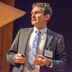 Nachhaltiger Leichtbau - Bernhard Hartleitner vom bifa Umweltinstitut berichtete über den Stand und die Chancen, um carbonfaserhaltige Abfälle durch Recycling wieder für den Produktionszyklus zu gewinnen.