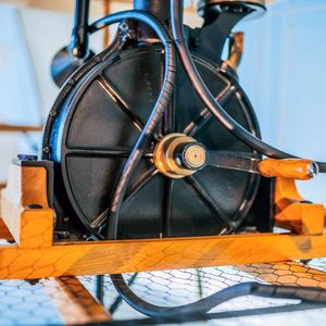 Detailansicht des Unterteils des Daimler Einzylindermotors „Standuhr“.  (Fotosignatur der Mercedes-Benz Classic Archive: D816723)(Bild:  © Mercedes-Benz AG)