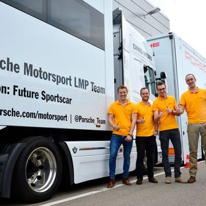 Team Sonnenwagen der RWTH Aachen besucht Porsche Motorsport.