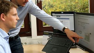 Eine Software hilft einfach dabei, zu prüfen, für welche Gemeinde die neue Technik in Frage kommt. Im Bild: Philipp Müller (vorne) und Andreas Glöckner. (Koziel/TUK)