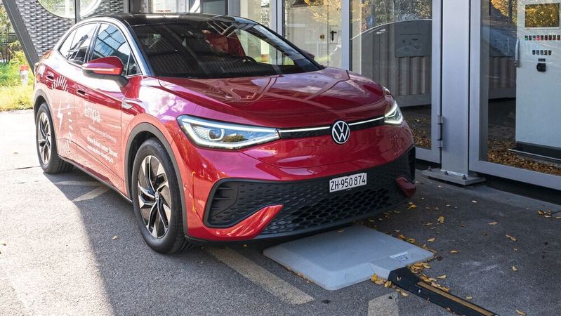 Ein umgerüstetes E-Auto lädt kabellos über die im Boden integrierte Spule – der Ladevorgang startet automatisch, sobald das Fahrzeug korrekt parkiert ist.(Bild:  Empa)
