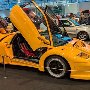 Auf den ersten Blick ein ganz normaler Lamborghini Diablo, auf den zweiten Blick ein absolutes Einzelstück und im Prinzip ein „Lamborgatti“, eine Mischung aus Lamborghini und Bugatti. Denn in diesen Lambo packten die Verantwortlichen von Bugatti die komplette Antriebstechnik des kommenden Bugatti Vayron 16.4 inklusive Allradantrieb und 1001-PS-Motor. (Bild:  Dominsky – VCG)