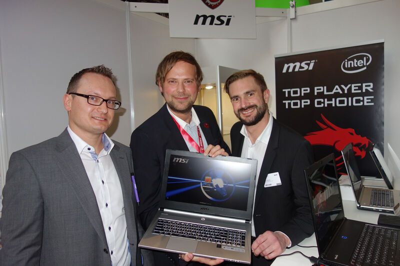 (v. l.) Rafael Kasperek, computeruniverse, Florian Löbig mit seinem neuen Kollegen, Marc Wöhrle, MSI. (Bild: IT-BUSINESS)