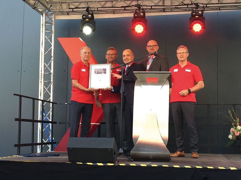 Zum Jubiläum gratulierte die IHK Niederrhein mit einer Urkunde: (im Bild v.l.n.r.) Horst Vohwinkel und Bruno Dautzenberg (beide Geschäftsführer Brabender Technologie), Stefan Dietzfelbinger (Hauptgeschäftsführer Niederrheinische Industrie- und Handelskammer), Sören Link (Oberbürgermeister von Duisburg) und Günter Kuhlmann (Geschäftsführer Brabender Technologie) (Bild: Brabender Technologie)