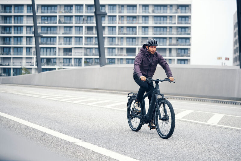 Pedelecs erfreuen sich einer hohen Nachfrage. Der Chipmangel trifft aber auch den Fahrradhandel und bremst die Lieferfähigkeit der E-Bikes aus.