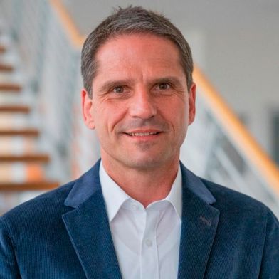 Ritterschlag! Prof. Dipl.-Ing. Martin Würtele wurde jüngst vom VDI zum 52. Kunststoffritter geschlagen. Hier erklärt man, warum der Kunststoffverarbeitungs-Experte diese Ehre genießen darf ... (Bild: TH Rosenheim)